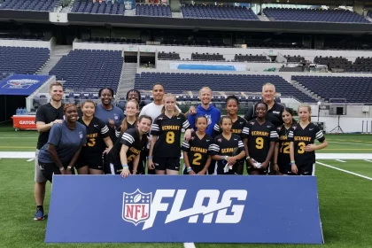 FootballR - NFL - NFL-Frauen-Flaggen-Football-Teams posieren während der Spiele in London für ein Foto.