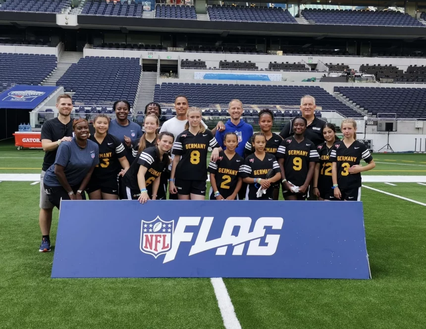 FootballR - NFL - NFL-Frauen-Flaggen-Football-Teams posieren während der Spiele in London für ein Foto.