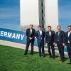 FootballR - NFL - Vier Männer in Anzügen stehen vor der neuen deutschen NFL-Zentrale in Düsseldorf.