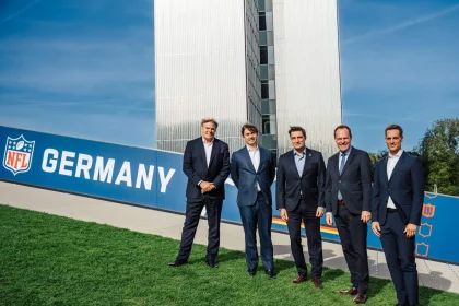 FootballR - NFL - Vier Männer in Anzügen stehen vor der neuen deutschen NFL-Zentrale in Düsseldorf.