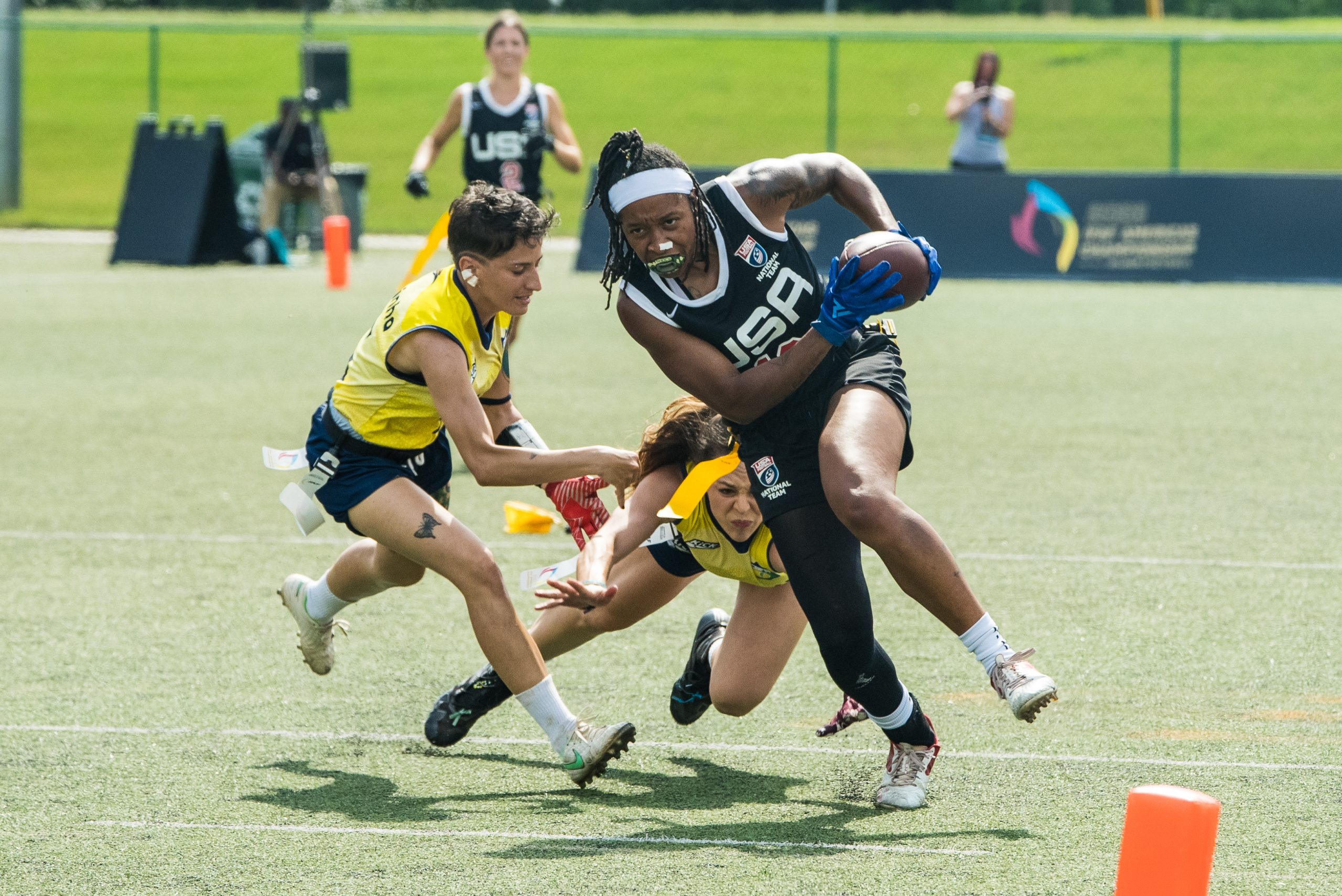 FootballR - NFL - Eine Gruppe von Menschen, die bei den Olympischen Spielen 2028 in Los Angeles Flag Football spielen.