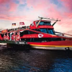 FootballR - NFL Chiefs Frankfurt - Ein rotes Boot auf dem Wasser.