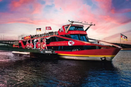 FootballR - NFL Chiefs Frankfurt - Ein rotes Boot auf dem Wasser.