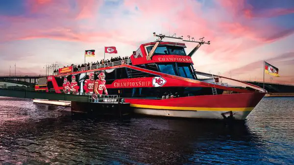 FootballR - NFL Chiefs Frankfurt - Ein rotes Boot auf dem Wasser.