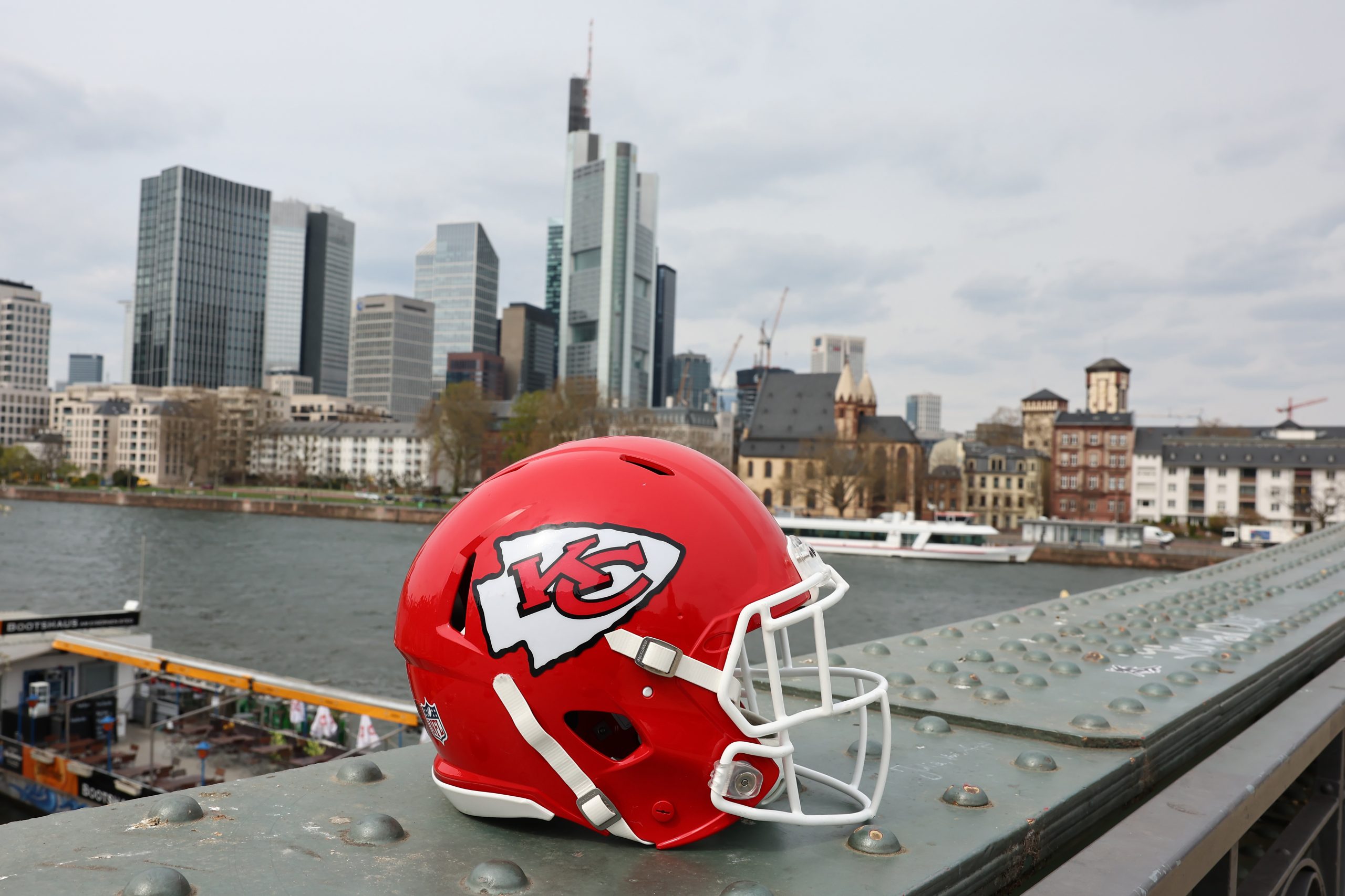 FootballR - NFL - Der NFL-Helm blickt auf die Stadt.