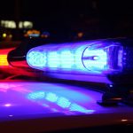 FootballR - NFL - Polizeilichter auf dem Dach eines Autos in der Nacht. Schlüsselwörter: Polizei, Lichter, Auto