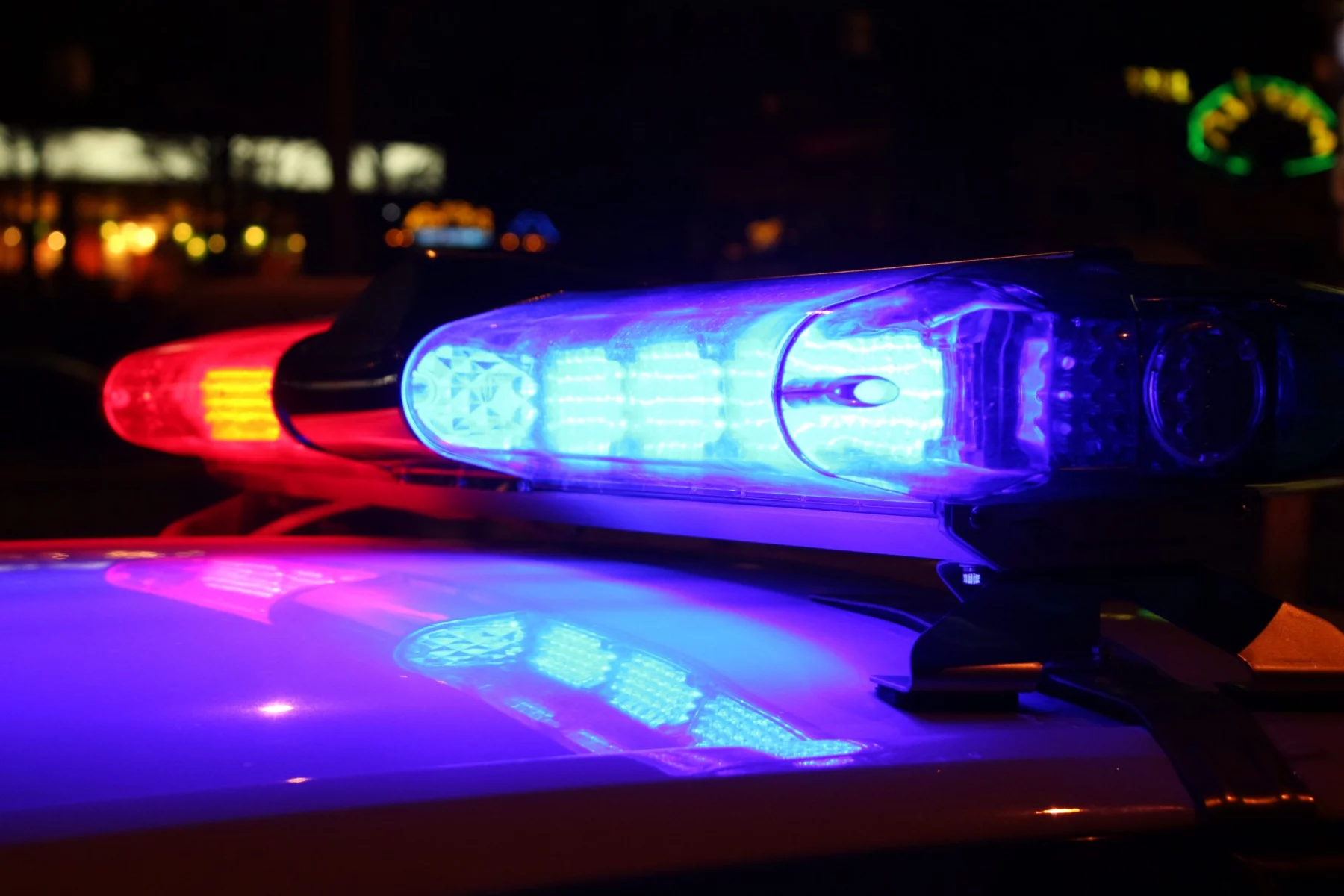FootballR - NFL - Polizeilichter auf dem Dach eines Autos in der Nacht. Schlüsselwörter: Polizei, Lichter, Auto
