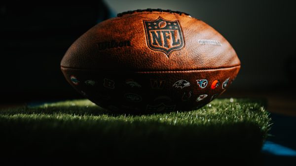 FootballR - NFL - Ein NFL-Football steht während Woche 4 auf einer Grasfläche.
