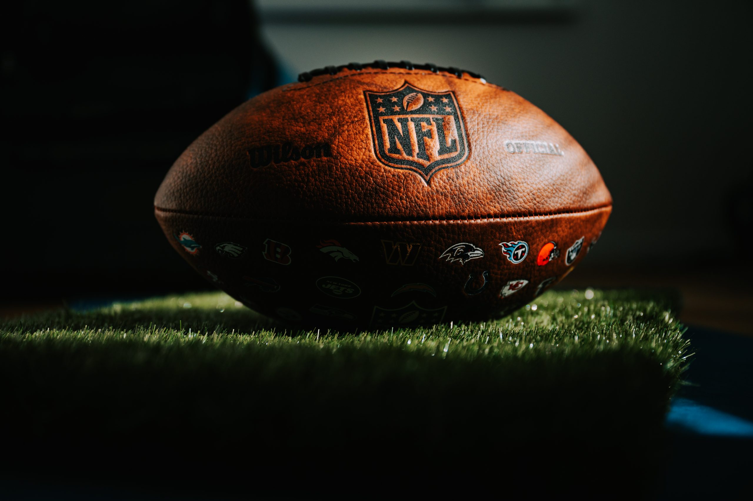 FootballR - NFL - Ein NFL-Football steht während Woche 4 auf einer Grasfläche.