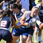 FootballR - NFL - Eine Gruppe Mädchen spielt Flag-Football.