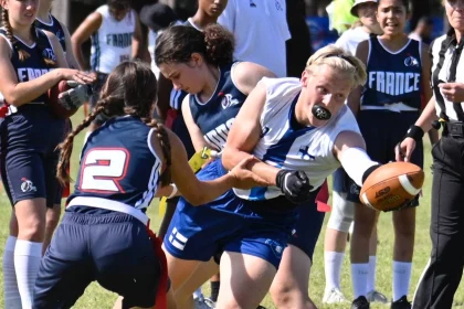 FootballR - NFL - Eine Gruppe Mädchen spielt Flag-Football.