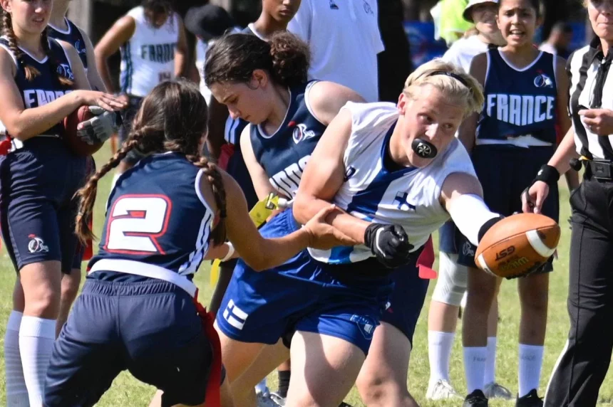 FootballR - NFL - Eine Gruppe Mädchen spielt Flag-Football.