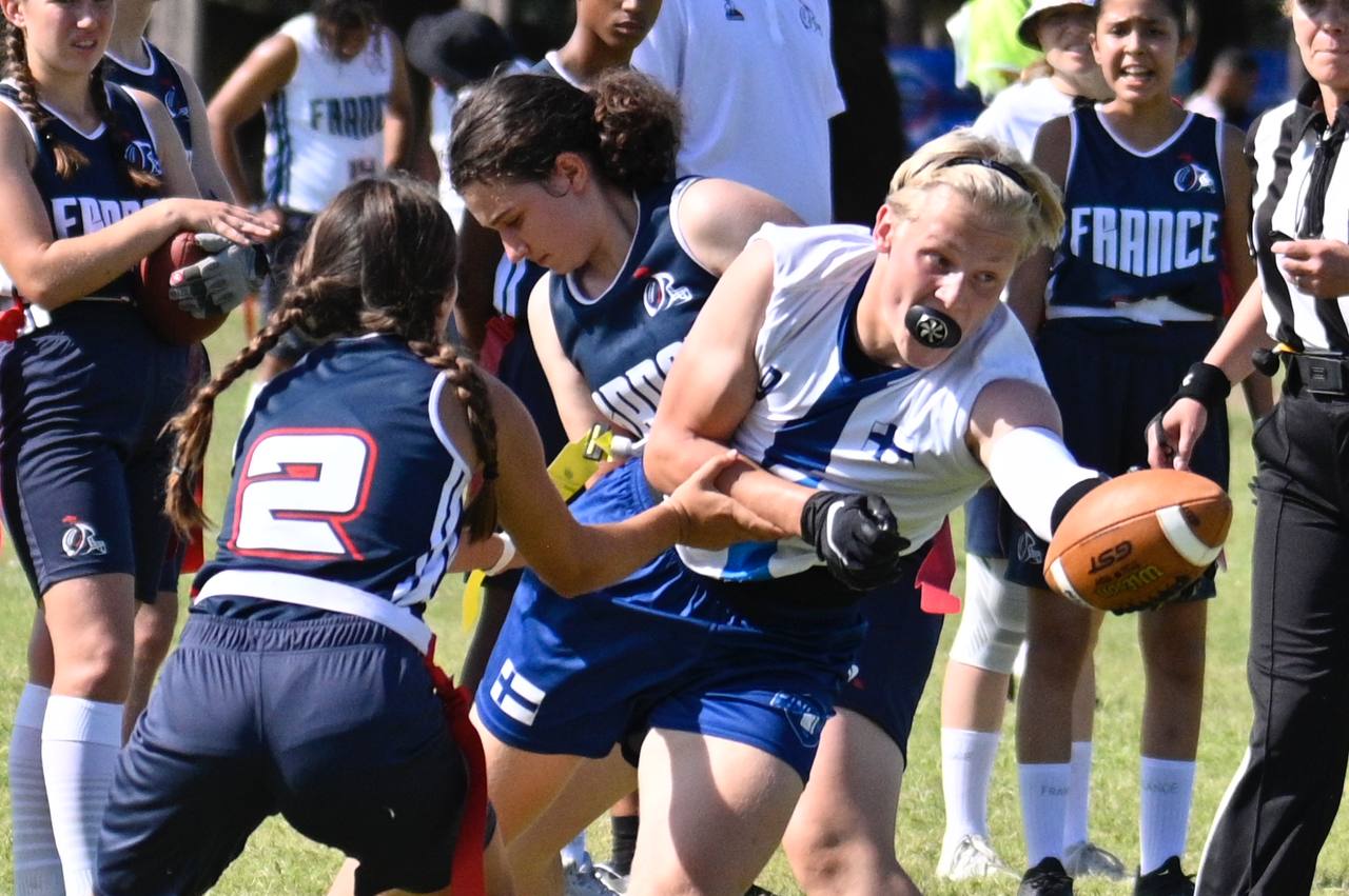 FootballR - NFL - Eine Gruppe Mädchen spielt Flag-Football.