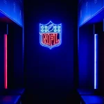 FootballR - NFL - Ein neonbeleuchteter Umkleideraum mit dem NFL-Logo.