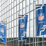 FootballR - NFL - Verwendete Schlüsselwörter: NFL, Deutschland

Beschreibung: NFL-Flaggen hängen vor einem neu eröffneten Deutschland-Hauptquartier in Düsseldorf.