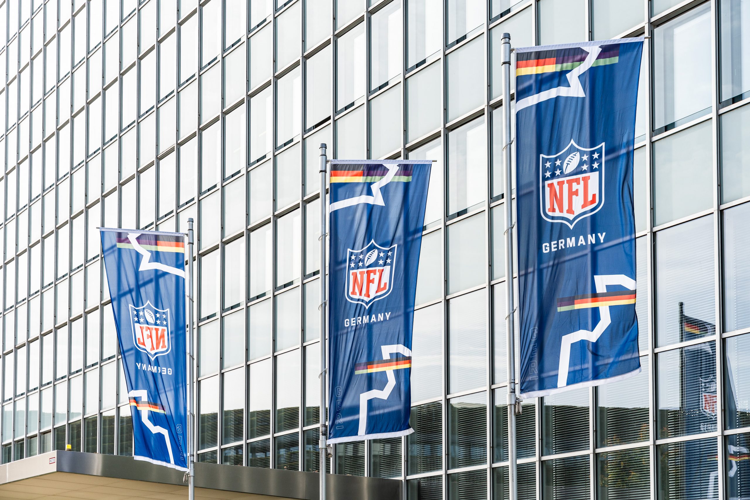 FootballR - NFL - Verwendete Schlüsselwörter: NFL, Deutschland

Beschreibung: NFL-Flaggen hängen vor einem neu eröffneten Deutschland-Hauptquartier in Düsseldorf.