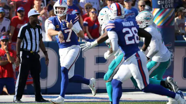FootballR - NFL - Ein Footballspieler der Bills, Josh Allen, läuft während eines Spiels gegen die Miami Dolphins mit einem Ball in der Hand.