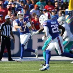 FootballR - NFL - Ein Footballspieler der Bills, Josh Allen, läuft während eines Spiels gegen die Miami Dolphins mit einem Ball in der Hand.