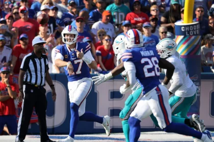 FootballR - NFL - Ein Footballspieler der Bills, Josh Allen, läuft während eines Spiels gegen die Miami Dolphins mit einem Ball in der Hand.