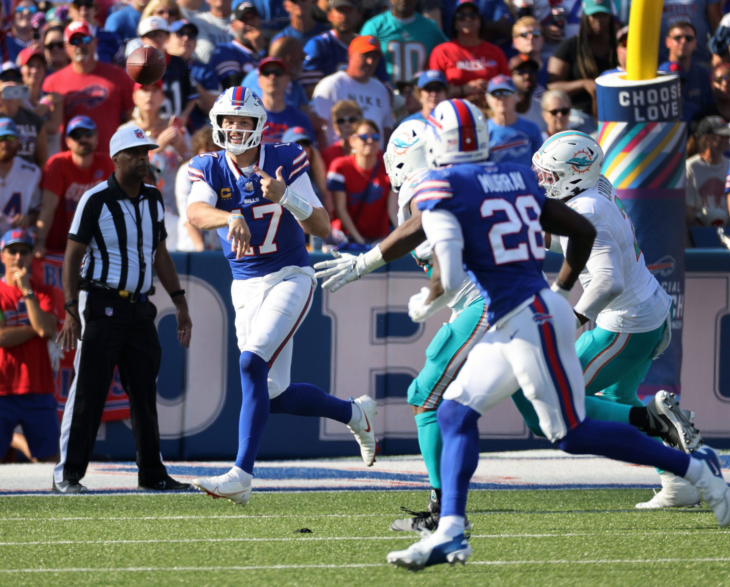 FootballR - NFL - Ein Footballspieler der Bills, Josh Allen, läuft während eines Spiels gegen die Miami Dolphins mit einem Ball in der Hand.