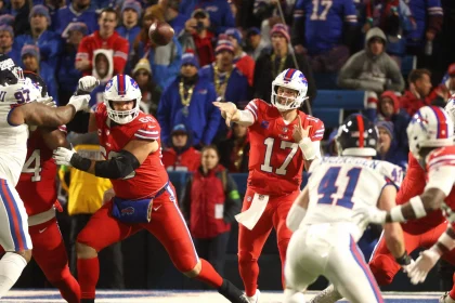 FootballR - NFL - Der Buffalo Bills QB Josh Allen verletzte sich während des NFL-Spiels gegen die Kansas City Chiefs an der Schulter.