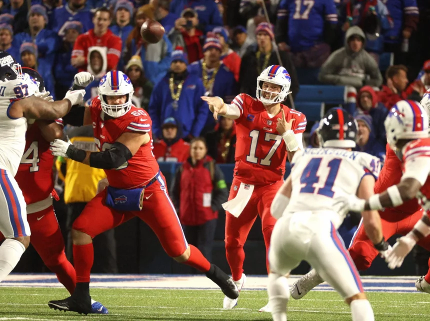 FootballR - NFL - Der Buffalo Bills QB Josh Allen verletzte sich während des NFL-Spiels gegen die Kansas City Chiefs an der Schulter.