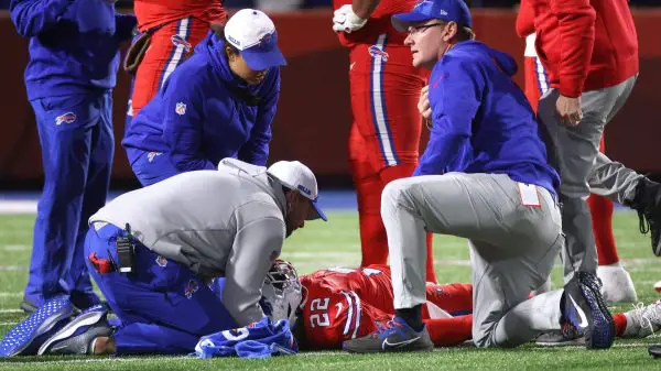 FootballR - NFL - Ein Footballspieler, Bills RB Damien Harris, wird auf dem Spielfeld behandelt und von einem Krankenwagen transportiert.