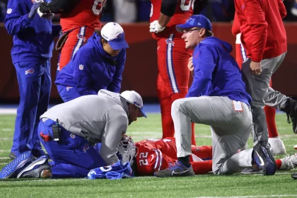 FootballR - NFL - Ein Footballspieler, Bills RB Damien Harris, wird auf dem Spielfeld behandelt und von einem Krankenwagen transportiert.