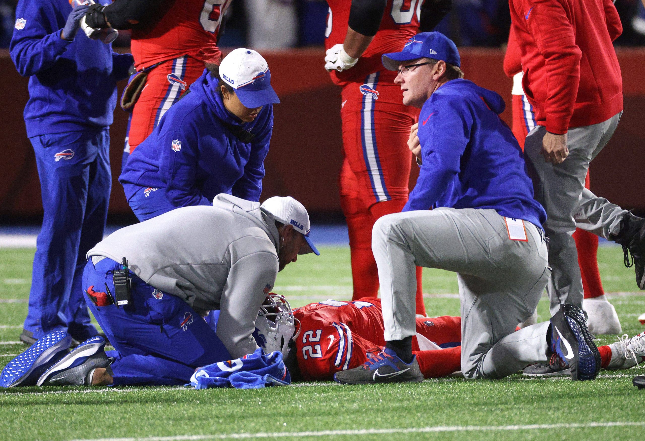 FootballR - NFL - Ein Footballspieler, Bills RB Damien Harris, wird auf dem Spielfeld behandelt und von einem Krankenwagen transportiert.