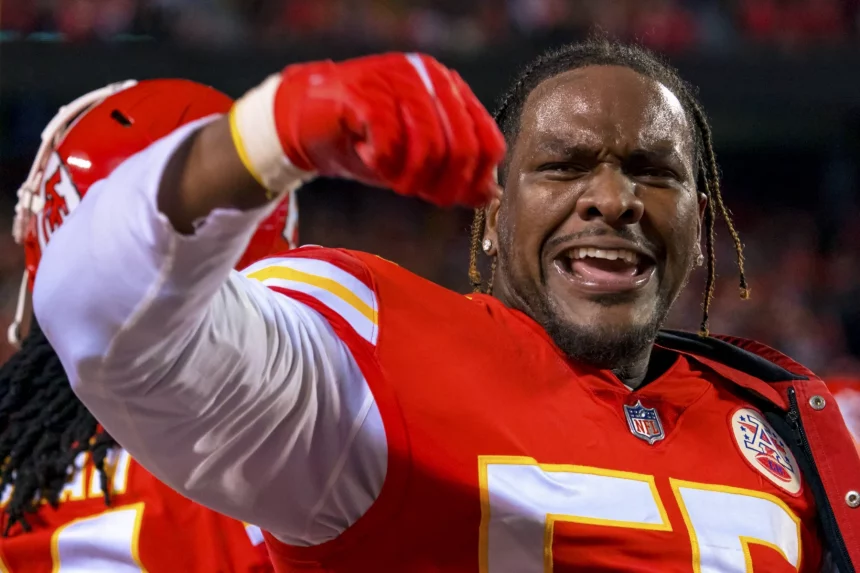 FootballR - NFL - Ein Footballspieler, Frank Clark, hält seine Faust hoch.