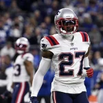 FootballR - NFL - Die Chargers haben J.C. Jackson an die Patriots abgegeben, und er läuft auf dem Feld.