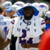 FootballR - NFL - Ein Spieler der Buffalo Bills, der einen Hut und eine Sonnenbrille trägt, erleidet einen Achillessehnenriss und fällt daher für die Saison aus. Tre'Davious White