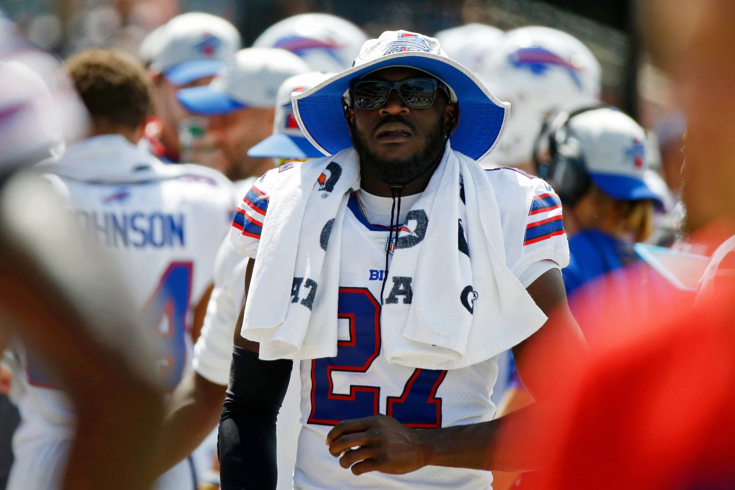 FootballR - NFL - Ein Spieler der Buffalo Bills, der einen Hut und eine Sonnenbrille trägt, erleidet einen Achillessehnenriss und fällt daher für die Saison aus. Tre'Davious White