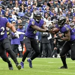 Ravens QB Lamar Jackson übergibt den Ball an Running Back Gus Edwards. Kommt ein neuer RB nach Baltimore?