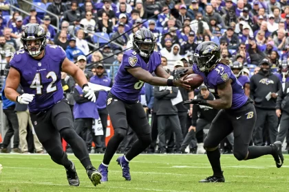 Ravens QB Lamar Jackson übergibt den Ball an Running Back Gus Edwards. Kommt ein neuer RB nach Baltimore?