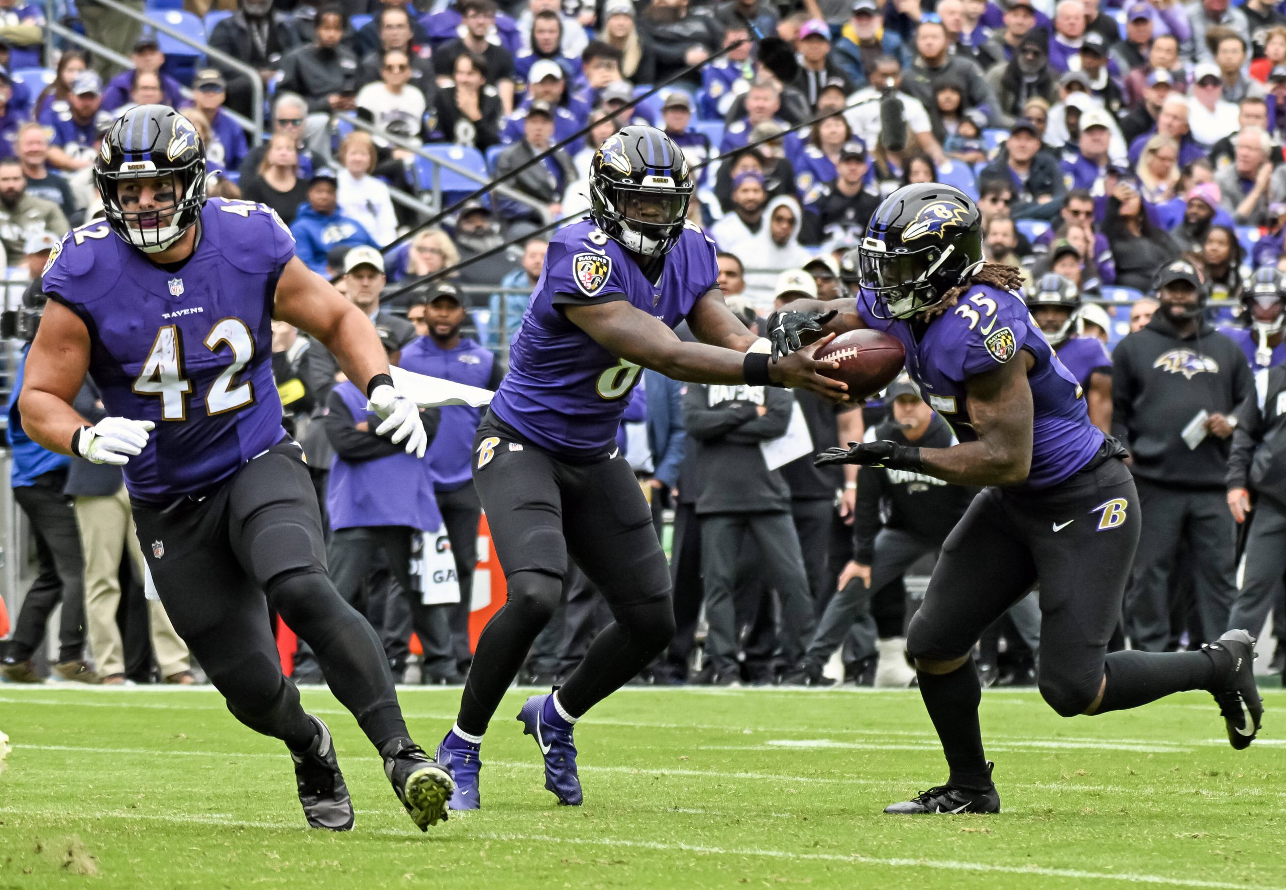 Ravens QB Lamar Jackson übergibt den Ball an Running Back Gus Edwards. Kommt ein neuer RB nach Baltimore?