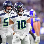 FootballR - NFL - Zwei Spieler der Seattle Seahawks auf dem Spielfeld, möglicherweise droht Edge Rusher Uchenna Nwosu eine Verletzung am Ende der Saison.