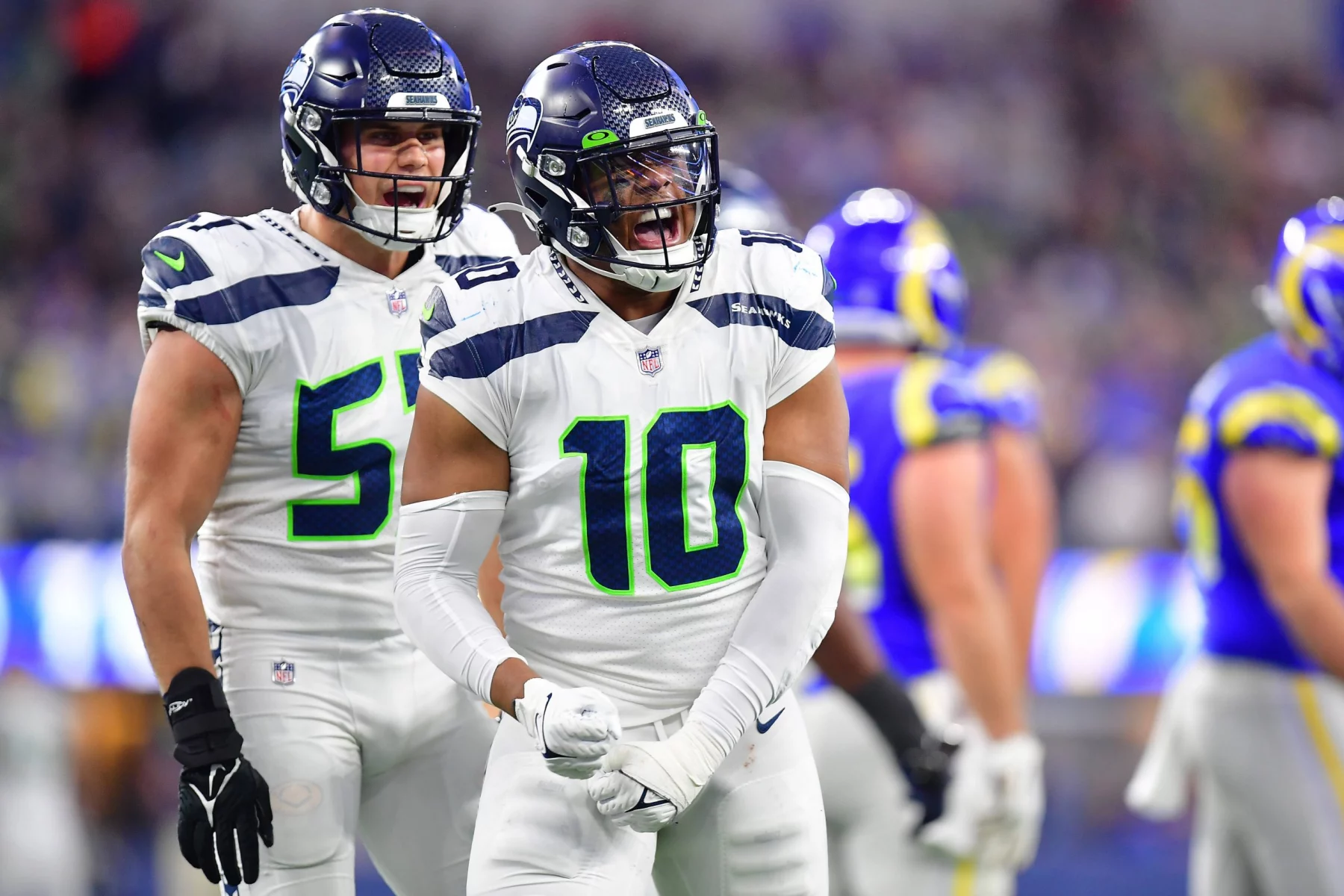 FootballR - NFL - Zwei Spieler der Seattle Seahawks auf dem Spielfeld, möglicherweise droht Edge Rusher Uchenna Nwosu eine Verletzung am Ende der Saison.