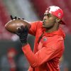FootballR - NFL - Ein Mann mit rotem Hut wirft einen Football für die Eagles. Julio Jones