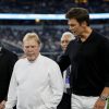 FootballR - NFL - Tom Brady und Raiders Besitzer Mark Davis spazieren über das Spielfeld