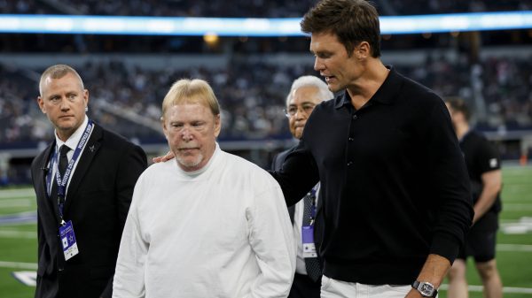 FootballR - NFL - Tom Brady und Raiders Besitzer Mark Davis spazieren über das Spielfeld