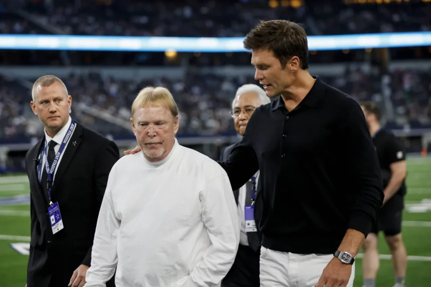 FootballR - NFL - Tom Brady und Raiders Besitzer Mark Davis spazieren über das Spielfeld