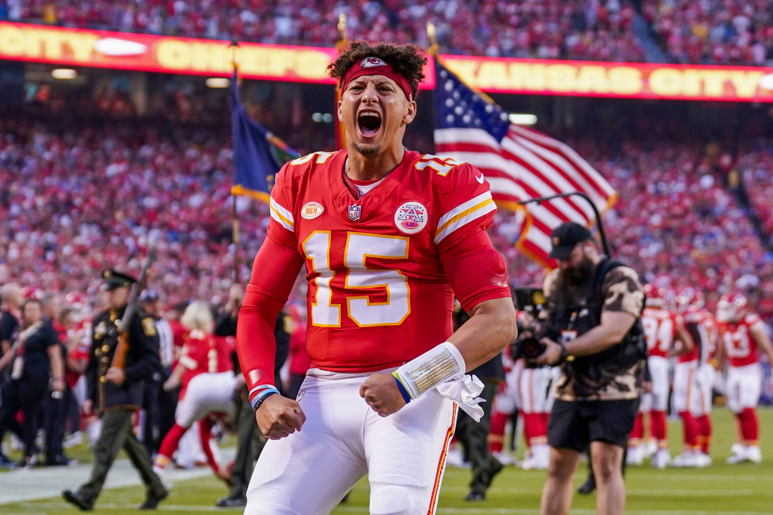 NFL, American Football Herren, USA Detroit Lions at Kansas City Chiefs Sep 7, 2023 Kansas City, Missouri, USAKansas City Chiefs quarterback Patrick Mahomes 15 celebrates toward fans against the Detroit Lions prior to a game at GEHA Field at Arrowhead Stadium. Kansas City GEHA Field at Arrowhead Stadium Missouri USA, EDITORIAL USE ONLY PUBLICATIONxINxGERxSUIxAUTxONLY Copyright: xDennyxMedleyx 20230907_szo_sm8_0079