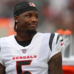 FootballR - NFL - Franchise Tag - Cincinnati Bengals Wide Receiver Tee Higgins steht mit einem Rippenbruch auf dem Spielfeld.
