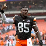 FootballR - NFL - David Njoku - Der Spieler der Cleveland Browns winkt der Menge während eines Spiels zu.