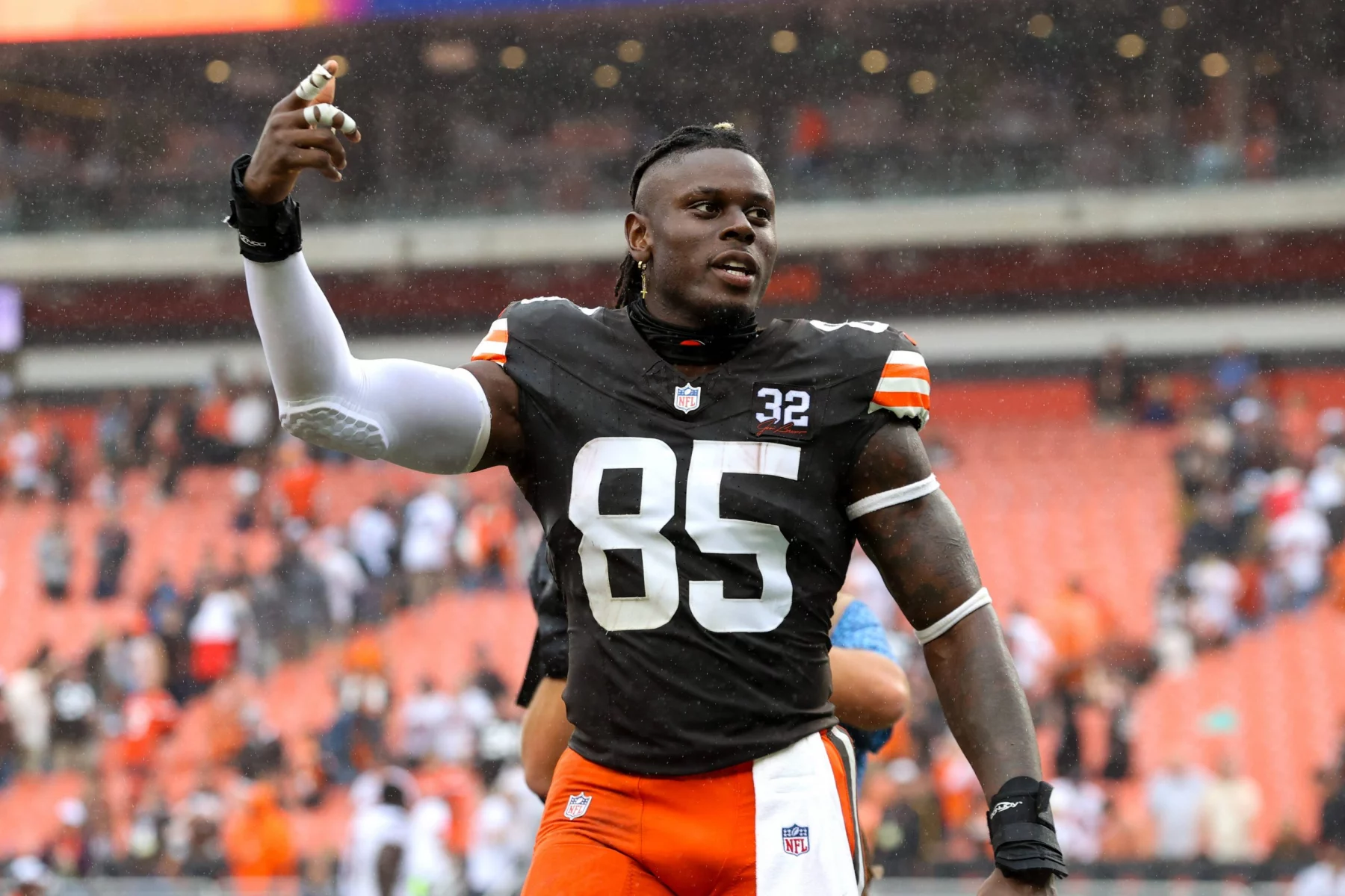 FootballR - NFL - David Njoku - Der Spieler der Cleveland Browns winkt der Menge während eines Spiels zu.