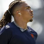 FootballR - NFL - Ein NFL-Spieler, Chase Claypool, mit Dreadlocks auf dem Spielfeld.