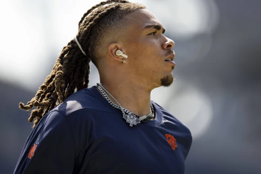 FootballR - NFL - Ein NFL-Spieler, Chase Claypool, mit Dreadlocks auf dem Spielfeld.