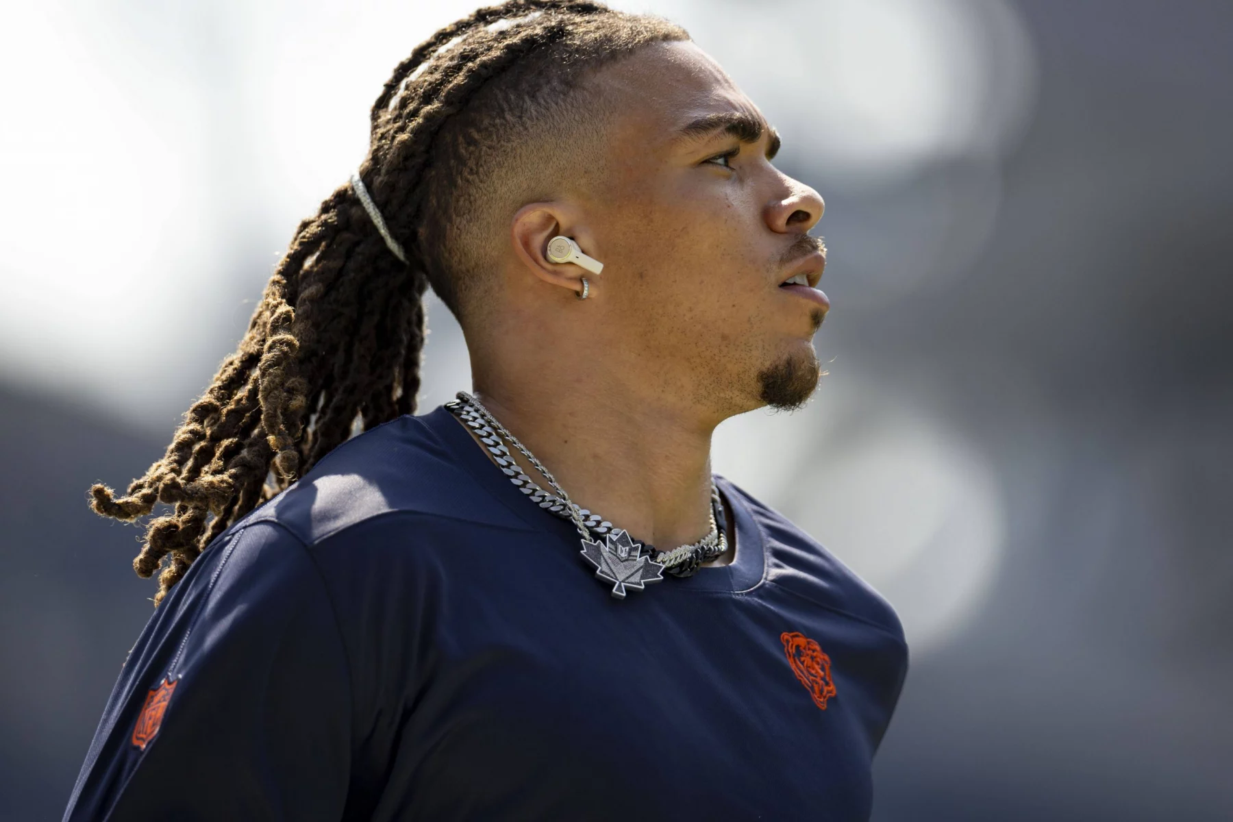 FootballR - NFL - Ein NFL-Spieler, Chase Claypool, mit Dreadlocks auf dem Spielfeld.