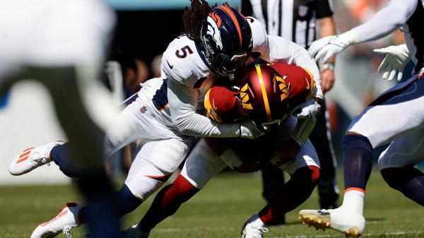 FootballR - NFL - Spiel zwischen den Denver Broncos und den Washington Commanders. Randy Gregory Tackle